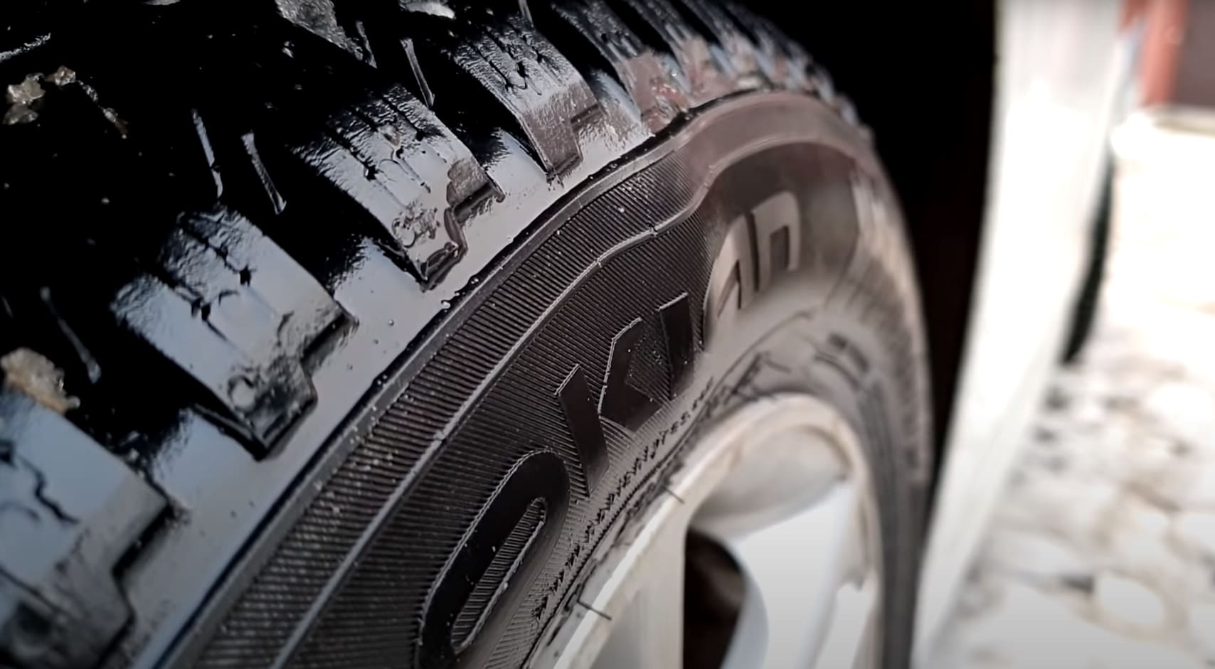 How Long Can You Drive on a Broken Tire Belt: Risks and Recommendations
